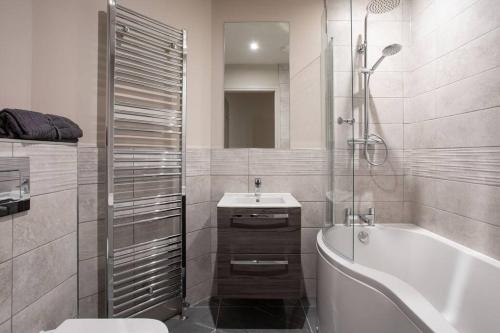 Modern 2BR with Balcony next to the City Airport BHD - Free Parking in เขตมอเตอร์เวย์