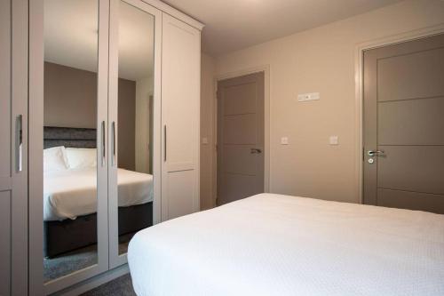 Modern 2BR with Balcony next to the City Airport BHD - Free Parking in เขตมอเตอร์เวย์