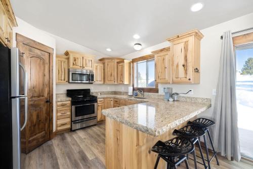 Scenic 4br Cabin Whot Tub And Wrap Around Porch in Island Park, USA