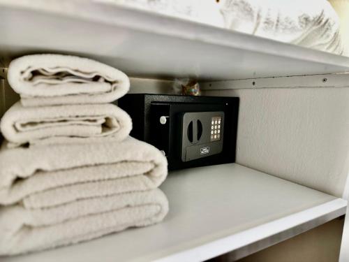 Elaia Luxury Selections - Emerald