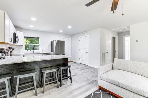 Lakegoers Retreat in Huntersville about 7 Mi to Water in Huntersville, USA
