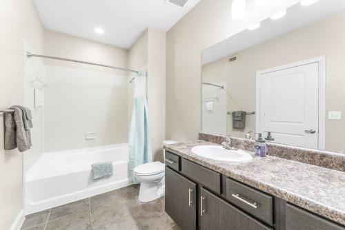 Prime SoCo King Bed 1BR & 2BR Suites w Gym, Pickleball, Laundry in Austin, USA