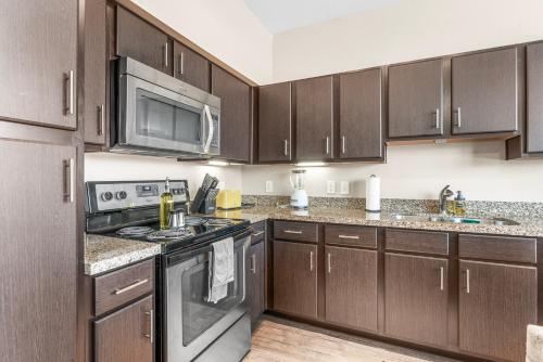 Prime SoCo King Bed 1BR & 2BR Suites w Gym, Pickleball, Laundry in Austin, USA
