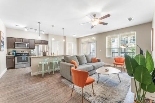 Prime SoCo King Bed 1BR & 2BR Suites w Gym, Pickleball, Laundry in Austin, USA