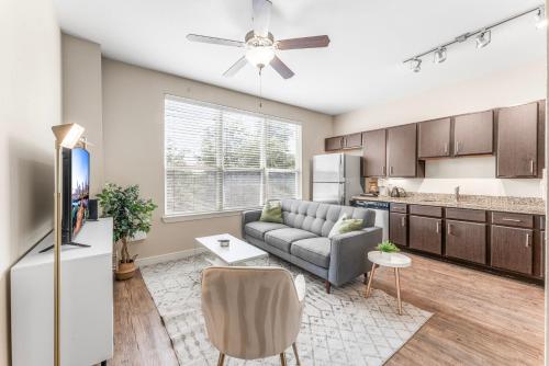 Prime SoCo King Bed 1BR & 2BR Suites w Gym, Pickleball, Laundry in Austin, USA
