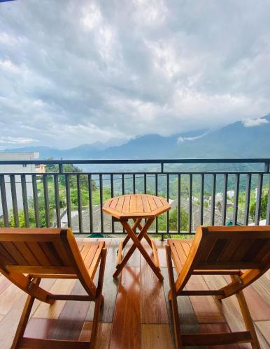 Family Room with Mountain View image 2