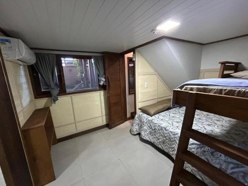 3 bedrooms, 8 beds