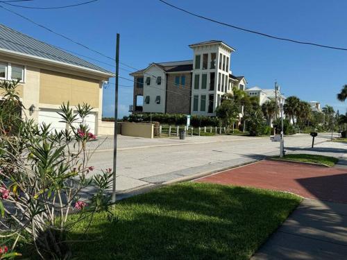 New 29sec walk to Beach 2 king beds beach access in Clearwater Beach, USA