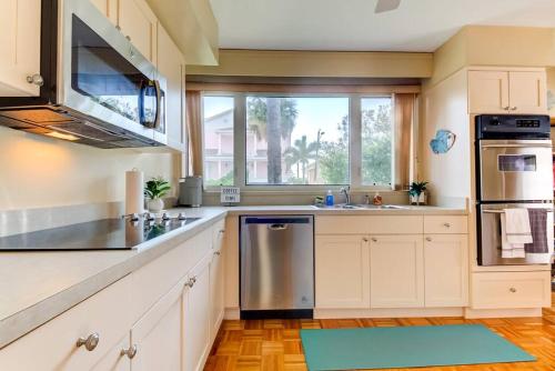 New 29sec walk to Beach 2 king beds beach access in Clearwater Beach, USA