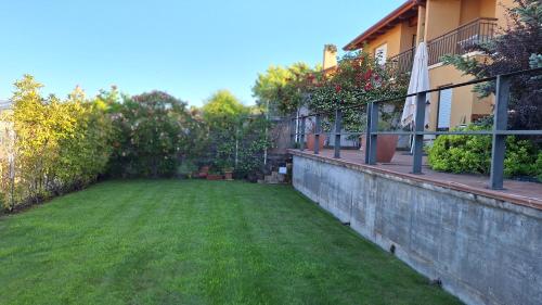 Dārzs, Estancia con jardín entre golf y monte - cerca Logroño (Estancia con jardin entre golf y monte - cerca Logrono) in Sojuela