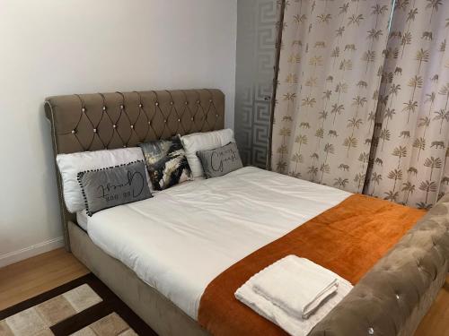 Basildon 3 bed house for 8 guests- free private driveway parking