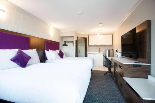 2 queen beds