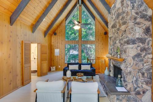 Charming Lake Arrowhead Cabin with Deck and Game Room! in Lake Arrowhead, USA