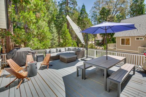 Charming Lake Arrowhead Cabin with Deck and Game Room! in Lake Arrowhead, USA