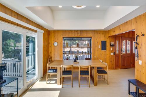 Charming Lake Arrowhead Cabin with Deck and Game Room! in Lake Arrowhead, USA