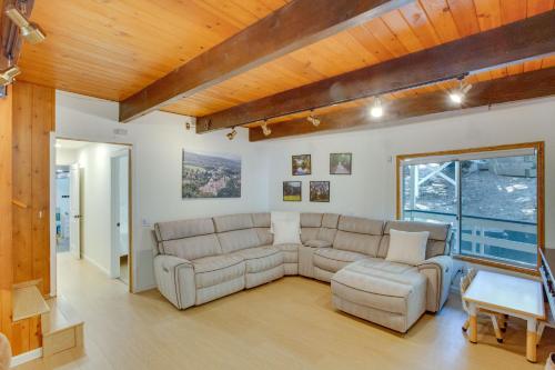 Charming Lake Arrowhead Cabin with Deck and Game Room! in Lake Arrowhead, USA