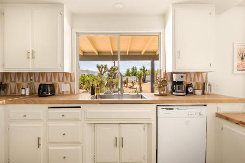 Casa Cholla- Game Room, Hot Tub, Plunge Pool, Sauna, Hammocks in Yucca Valley, USA