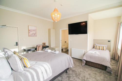 1 double bed, 3 twin beds