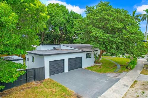 Spacious Retreat with Green Areas 8 ppl – khách sạn tại North Miami