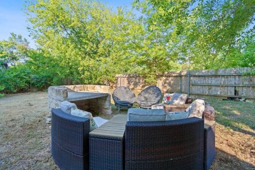 Farbenfroh, 3BD, Fire Pit Backyard, 5 minute to Downtown in Austin, USA