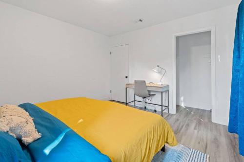 Farbenfroh, 3BD, Fire Pit Backyard, 5 minute to Downtown in Austin, USA