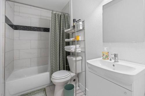 Farbenfroh, 3BD, Fire Pit Backyard, 5 minute to Downtown in Austin, USA