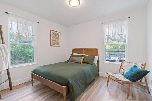 Farbenfroh, 3BD, Fire Pit Backyard, 5 minute to Downtown in Austin, USA