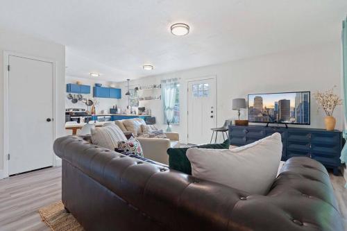 Farbenfroh, 3BD, Fire Pit Backyard, 5 minute to Downtown in Austin, USA