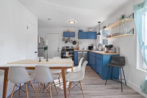 Farbenfroh, 3BD, Fire Pit Backyard, 5 minute to Downtown in Austin, USA