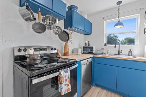 Farbenfroh, 3BD, Fire Pit Backyard, 5 minute to Downtown in Austin, USA