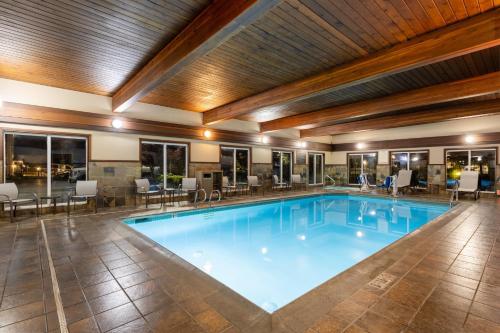Holiday Inn Express Vancouver North By IHG - 수영장