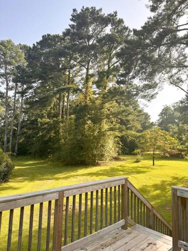 Charming 4-Bedroom Home with Serene Nature Views in Fayetteville, USA