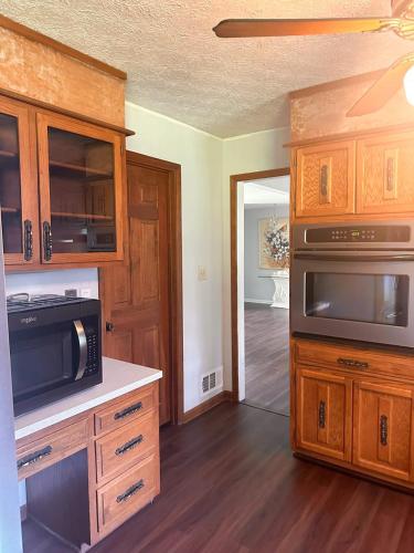 Charming 4-Bedroom Home with Serene Nature Views in Fayetteville, USA