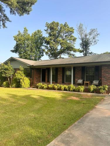 Charming 4-Bedroom Home with Serene Nature Views in Fayetteville, USA