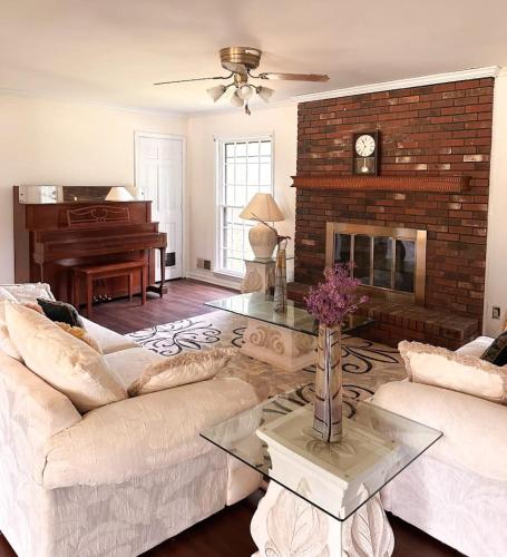 Charming 4-Bedroom Home with Serene Nature Views in Fayetteville, USA