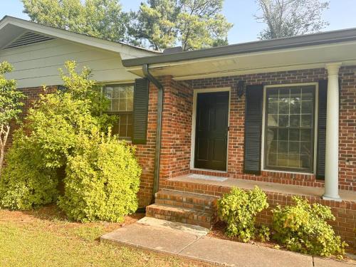 Charming 3-Bedroom Home with Serene Nature Views Charming 3-Bedroom Home with Serene Nature Views