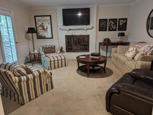 New! Stately 3br25ba Near Rockwood in Durham, USA