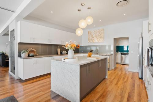 Large CBD apartment with parking - Apartment - Launceston