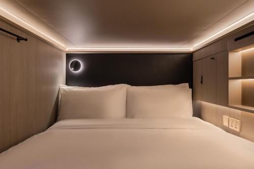 Queen Capsule in Mixed Room room in Cube Social Boutique Capsule Hotel @ Boat Quay
