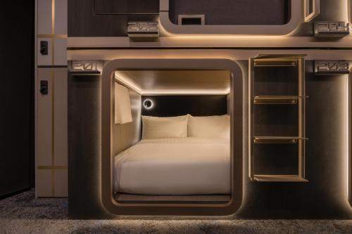 Queen Capsule in Mixed Room image 4