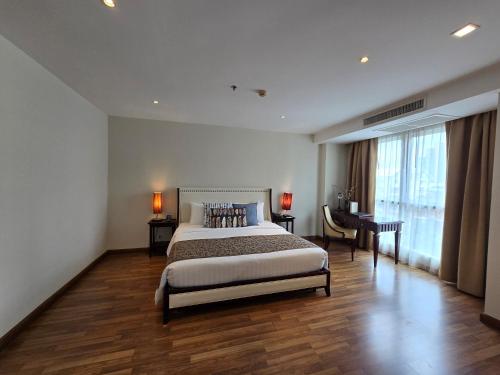 Deluxe One-Bedroom Suite image 10