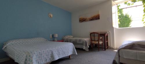 1 double bed, 2 twin beds