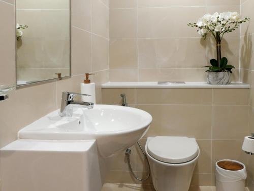 Luxury Apartment in The Pearl Qatar - image 5