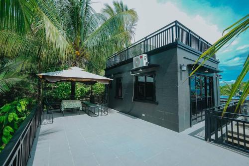 The Black Villa in Baybay