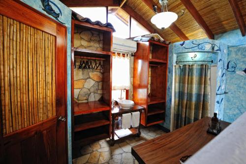 1 king bed, 1 twin bed