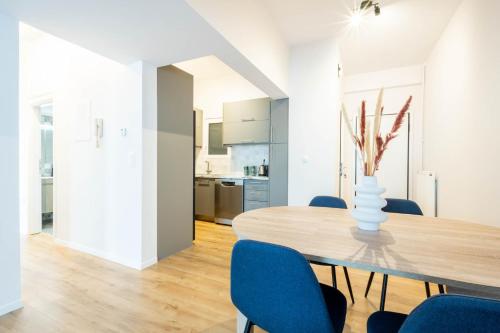 Two-Bedroom Deluxe Apartment image 9