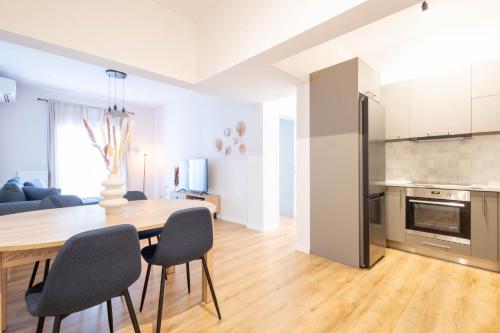 Urban Comfort 2 bdrm next to Metro, Atenas