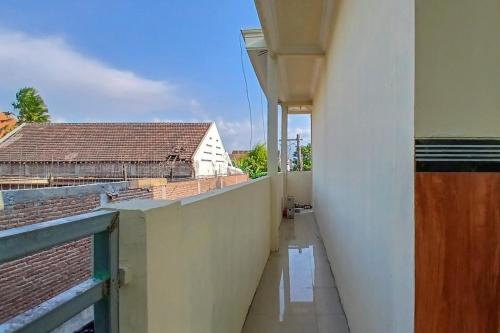 RedDoorz @ Dien Homestay Syariah Alun-alun Pasuruan - 발코니/테라스