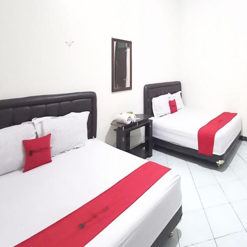 Standard Family Room room in RedDoorz Syariah @Hotel Pandan Wangi near Alun Alun Sidoarjo