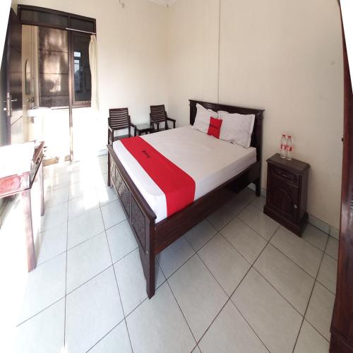 Standard Double Room room in RedDoorz Syariah @Hotel Pandan Wangi near Alun Alun Sidoarjo
